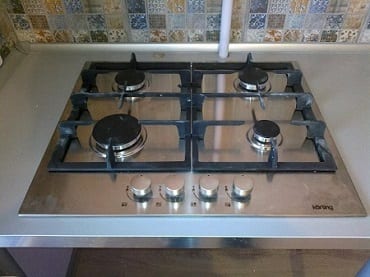 How to install the hob in a worktop