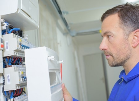 Wenn Sie die Waschmaschine einschalten, werden die Stecker herausgeschlagen. Wir suchen nach dem Grund in der Verkabelung