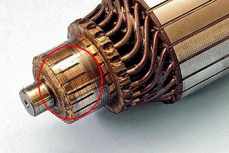 remplacement des lamelles sur le moteur de la machine à laver