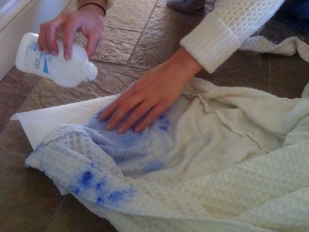 remove a stain on white clothes